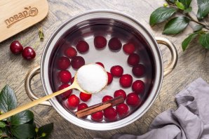 Летний компот из вишни