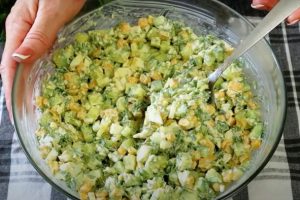 Самый летний рецепт — вкус обалденный. Вся семья подсела на этот салат: готовим на даче за 5 минут