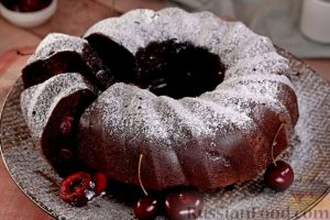 Шоколадный кекс с черешней