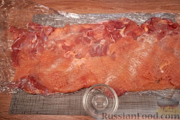 Куриный рулет с запечённым перцем и сыром