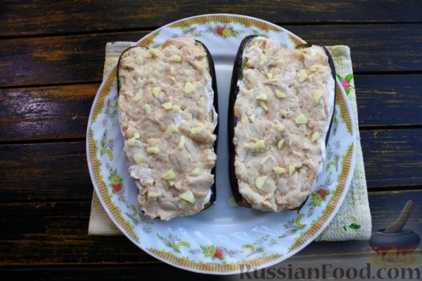 Баклажаны с куриным фаршем, помидорами и сыром (в микроволновке)