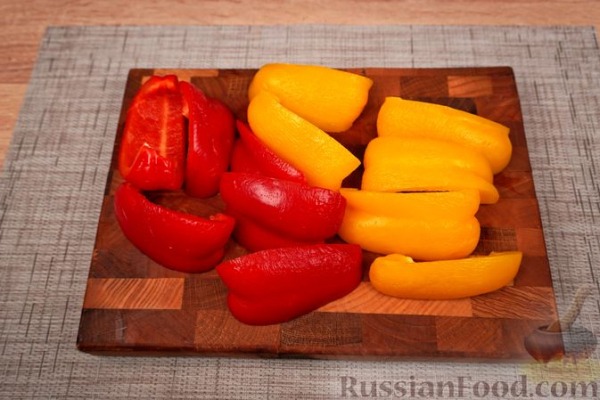 Куриный рулет с запечённым перцем и сыром
