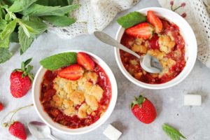 Десерт из клубники и ревеня