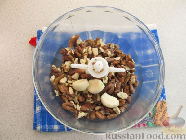 Рулетики из баклажанов по-грузински, с орехами, жареным луком и чесноком
