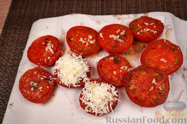 Жареные помидоры с брынзой и чесноком