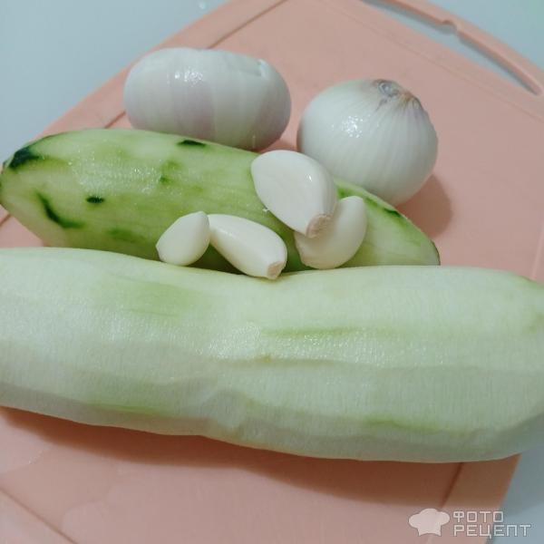 Рецепт: Паста алла Нерано - Спагетти с жареными кабачками, огурцами и чесноком. Лёгкое и ароматное летнее блюдо.