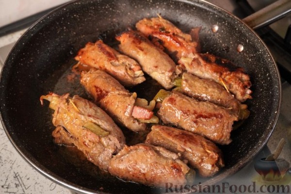 Польские зразы из говядины, с солёными огурцами, беконом и луком