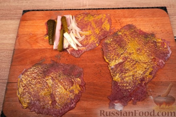 Польские зразы из говядины, с солёными огурцами, беконом и луком