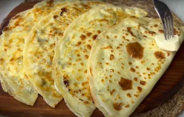 Вкусные ленивые «Чуду». Только мука и вода: тесто не раскатываю, а наливаю на сковороду