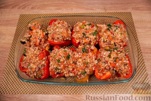 Фаршированный перец с мясом, рисом и овощами (в духовке)