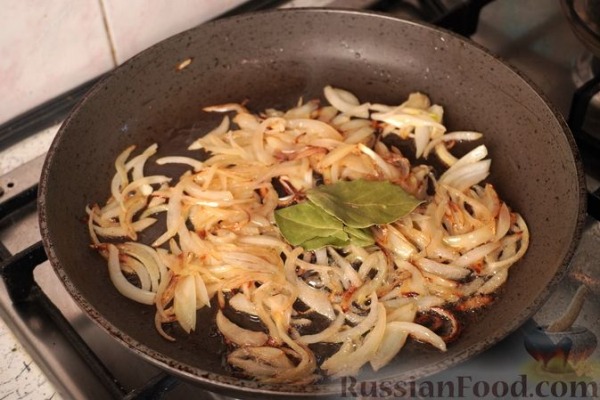 Польские зразы из говядины, с солёными огурцами, беконом и луком