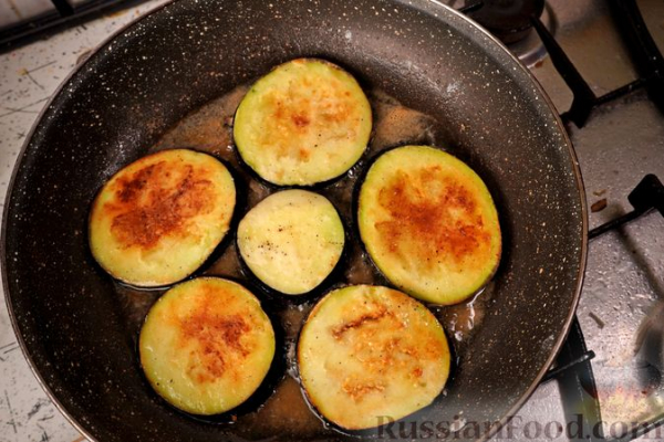 Жареные баклажаны с помидорами и соусом "Муждей"