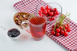 Компот из замороженных ягод в кастрюле