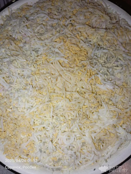 Рецепт: Салат "Слоеный с маринованными огурцами и шпротами" - С луково-морковной поджаркой